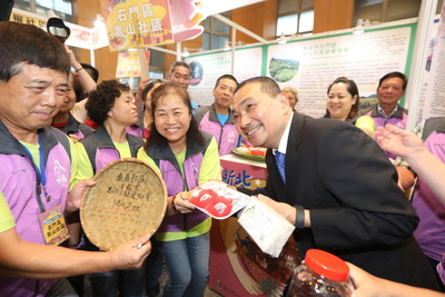 新北市109年度金卓越社區選拔績優單位表揚，侯友宜市長參觀社區成果展示