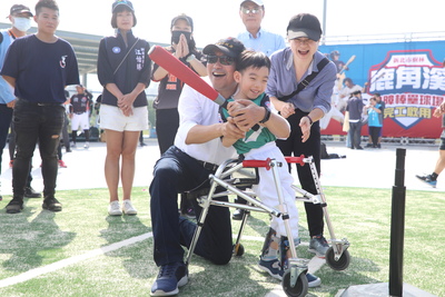 侯友宜市長與幼兒隊選手共同開球