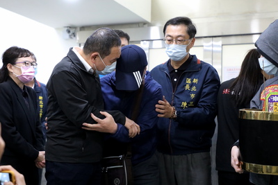 台鐵事故罹難者大體運返新北，侯友宜市長慰問罹難者家屬。