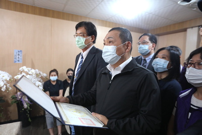 侯友宜慰問台鐵太魯閣號出軌事故罹難者家屬，並宣讀畢業證書完成心願。