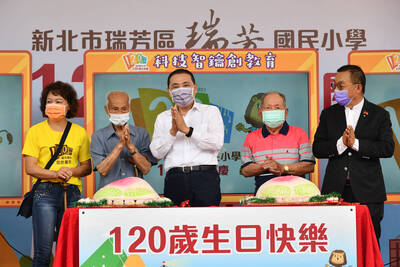 侯友宜攜手高齡90歲的校友們一起切開壽桃，祝福瑞芳國小永續傳承與時代接軌。
