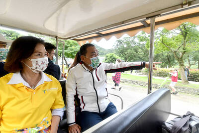 侯友宜與林姿妙搭乘遊園車參觀宜蘭綠色博覽會