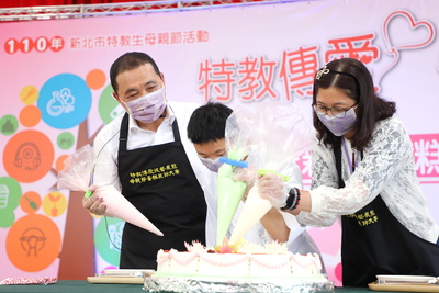 給特教生一技之長，侯友宜市長陪特教生一起裝飾母親節蛋糕。