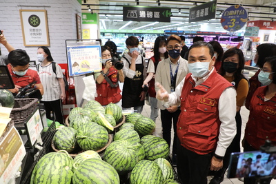 侯友宜市長視察大賣場防疫作為