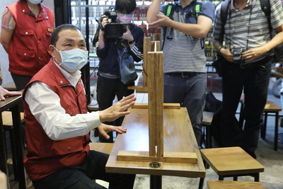 因應疫情發展，侯友宜市長視察夜市攤商防疫措施