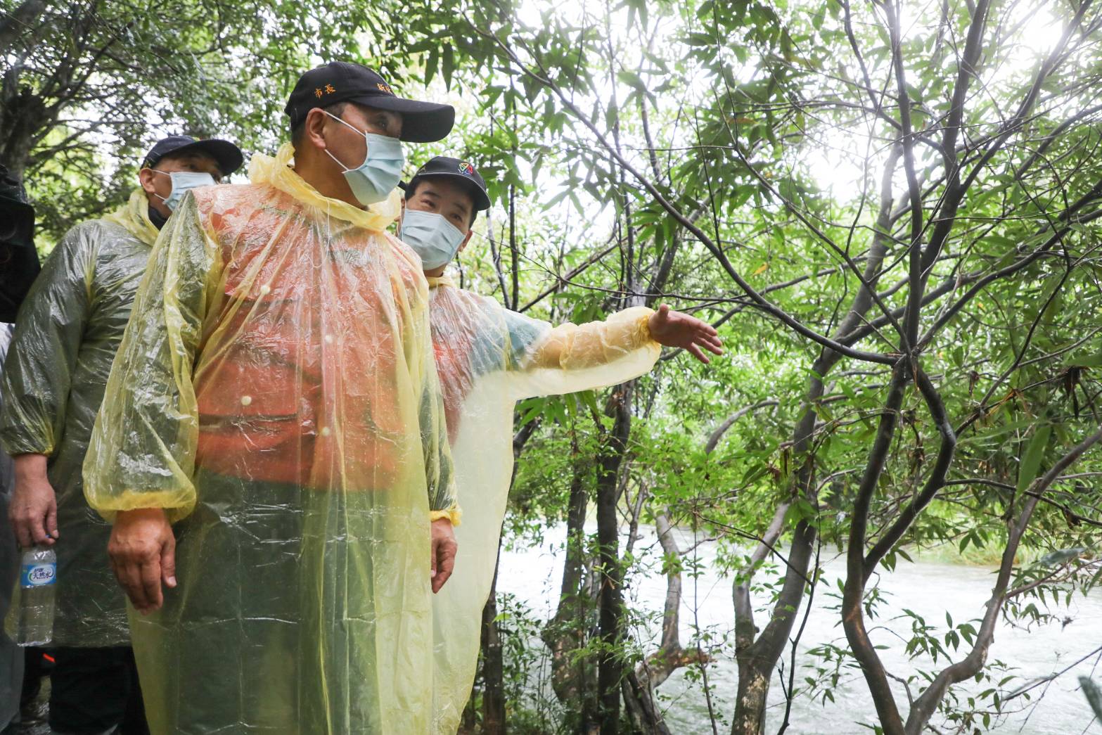 侯友宜沿溪岸巡視搜救情形
