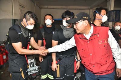 深坑電子廠倉儲火警，侯友宜赴現場視察並慰問第一線消防同仁。