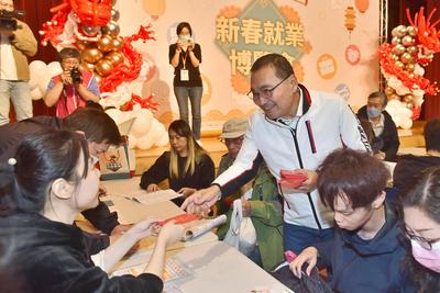 侯友宜市長至新春就業博覽會現場為求職民眾加油打氣