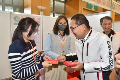 侯友宜發放新春福袋給予勉勵，祝福大家「平安健康、創新、賺錢」