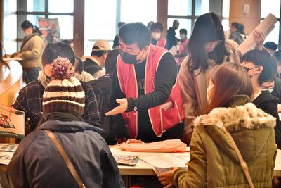 新春就業博覽會吸引大批求職民眾湧入會場