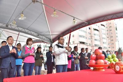 侯友宜市長祈求興華公園地下停車場工程順利。