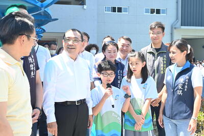 淡海國小學生為侯市長導覽校園環境。