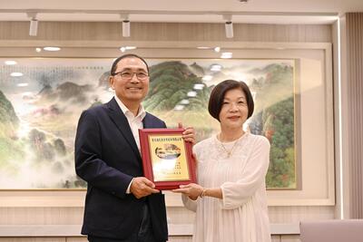 由侯友宜市長代表受贈並回贈感謝牌給金元福包裝企業股份有限公司總裁吳美雲(右)。