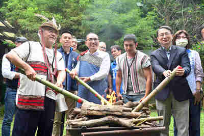 三方代表共同點燃希望之火，象徵更深厚的合作關係。
