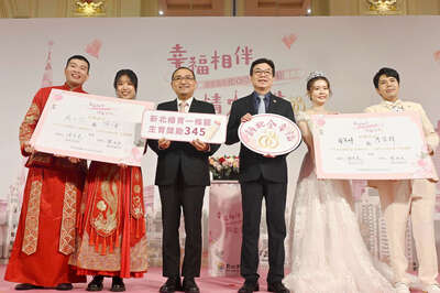 市長侯友宜與副市長劉和然擔任證婚人及主婚人，見證101對新人邁向幸福。