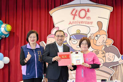 侯友宜出席教養院40週年院慶，表揚6位服務25年的資深員工。