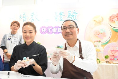 侯友宜也在競賽現場體驗手作杯子蛋糕裝飾