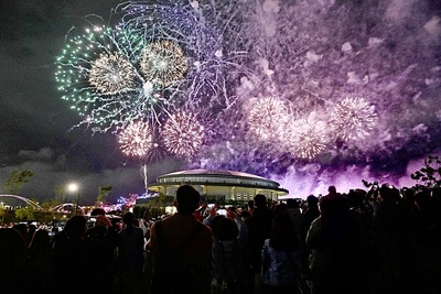 新北市美術館今（26）日迎來開館系列活動啟動儀式，侯友宜特別到場與民眾一同欣賞長達300秒的璀璨煙火秀。