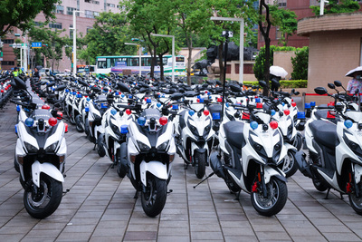 今（114）年起協助警局更新1,200輛警用機車與287輛警用汽車，希望每一位員警都能在最佳裝備下守護市民、捍衛治安。