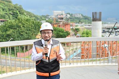 淡北道路四大工區全面開展施工，新北市長侯友宜今(10)日前往關渡大橋觀景台視察整體工程進度。