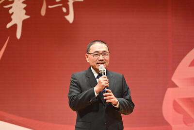 「老師們為新北的孩童鋪設一條康莊大道」，侯友宜說，感謝老師們平日裡除傳授知識外，更以身教引導，讓學生受優良的教育。