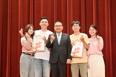 新北市民政局今（14）日舉辦「2025新北市聯合婚禮」新人說明會，新北市長侯友宜為現場新人送上衷心的祝福。