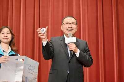 侯友宜宣布，明（115）年1月起提高生育獎勵金為第一名4萬元、第二名4.5萬元、第三名（含）以後5萬元，照顧所有新北市的新手爸媽們。