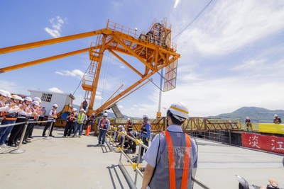 淡江大橋是全球最大跨距的單塔不對稱斜張橋，主跨距450公尺、橋長920公尺。