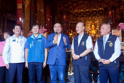 新北市長侯友宜感謝龍山寺黃書瑋董事長及全體董、監事協助新北市一同完善消防同仁設備，守護救災救護安全