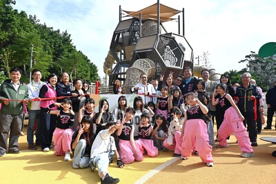 侯友宜表示，此次工程將快樂公園擴建為全齡化共融公園，同時改善周邊道路及人行環境，打造讓長者及小孩安心舒適的全齡友善空間。