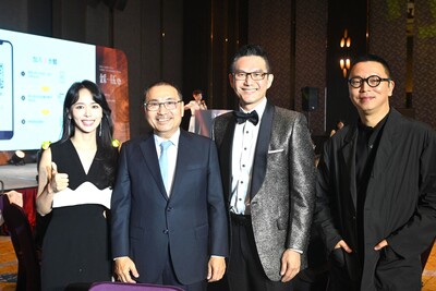 侯友宜市長與頒獎人合影，分別為陳明珠主持人（左1）、何戎主持人（右2）及沈可尚導演（右1）。