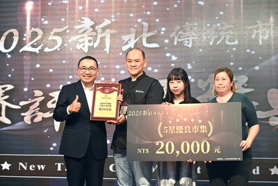 侯友宜表揚獲獎的市場與名攤代表