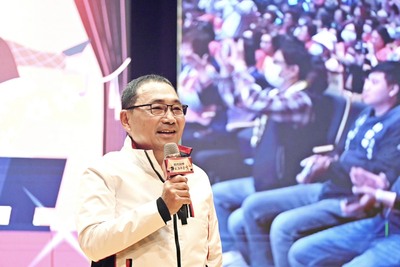 新北市政府長期推動銀髮學習,今(10)日松年大學舉辦動態成果展,包含國標舞、旗袍舞、異國風情舞蹈及樂器合奏等共20個表演節目,展現長者學習成果。