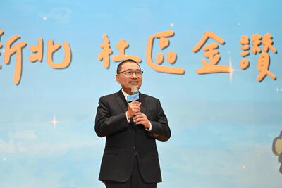 侯友宜感謝各社區持續提供關懷訪視、共餐、健康檢測等服務，讓更多長輩在熟悉的環境安心生活。