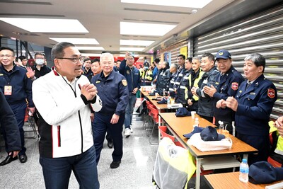 侯友宜慰問活動期間辛苦執勤的警力及民力,感謝為了維護現場安全所付出的努力。