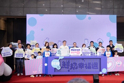 家長及孩子可持「新北兒童卡」或「幸福卡」，至七大通路兌換鮮奶或豆漿，偏鄉地區學校則由合作廠商配送到校或指定地點。