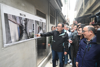 新北市長侯友宜今（19）日前往三峽區視察污水下水道用戶接管工程，並表示，市府會持續努力建構完善的污水處理系統，打造永續環境。