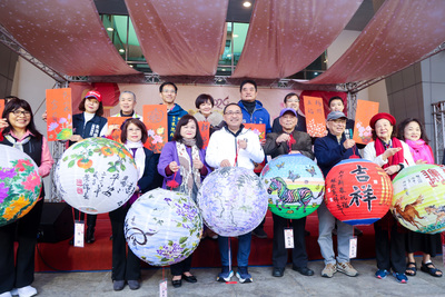 新北市新莊區公所今（24）日熱鬧舉辦「迎新年慶元宵彩繪燈籠」活動。