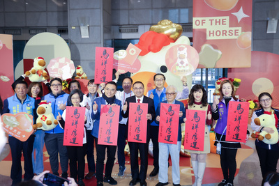 「馬祥厚運」春聯由新北青年書法家楊承叡與設計師王景民攜手創作，祝大家新年「好運馬上來」。