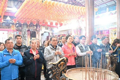 新北市長侯友宜前往土城五穀先帝廟祈福參拜，並發放新春福袋，祈求新的一年豐衣足食。