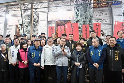 侯友宜前往永和保福宮祈福參拜，並發放新春福袋，祝大家新年快樂、平安順利。