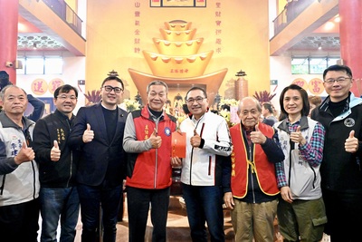 新北市長侯友宜今（21）日上午前往金山財神廟參拜祈福
