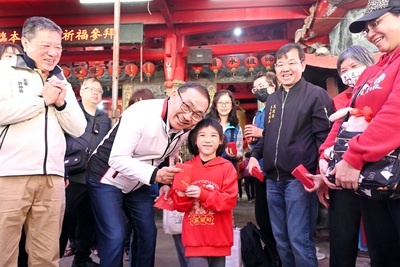 侯友宜於汐止濟德宮發送新春福袋，祝福市民朋友開好運、發大財