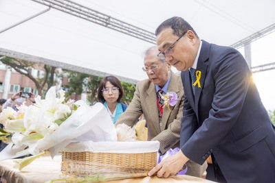 市長侯友宜率市府團隊,與新北市二二八總會理事長洪顯詔及受難者家屬一起默哀、獻花
