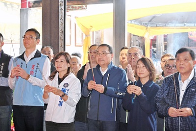 今（6）日適逢觀音佛祖聖誕，新北市長侯友宜前往淡水龍山寺及十方學舍淡水北舍參拜祝壽。