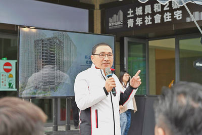 侯友宜今（7）日視察土城員和2 號社會住宅，宣布加碼社宅婚育戶比例達三分之一