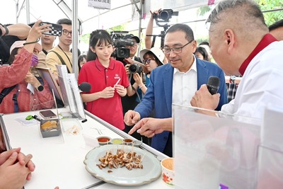 侯友宜表示，黑白切是臺灣傳統的庶民美食，品嘗黑白切不僅是種享受，也讓臺灣傳統美食得以不斷傳承延續，在庶民美食底蘊中增添更多臺灣味與人情味。