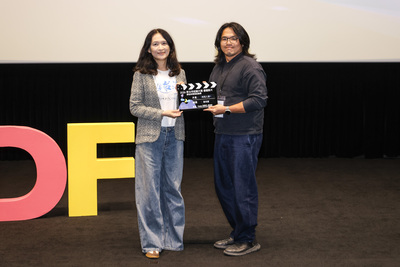 齊柏林基金會副執行長林穎儀頒發「齊柏林環境紀錄獎」優選作品。