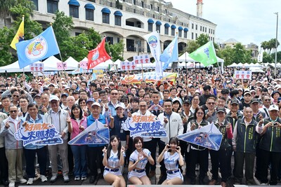 淡江大橋即將在5月12日通車，新北市政府於今（25）日舉辦「好朋友來瞧橋－新北市淡江大橋健行活動」，吸引超過10萬人次參與。