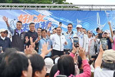 新北市長侯友宜為活動鳴槍後與民眾走上橋欣賞淡水河景。他表示，淡江大橋通車後，新北交通將迎來新的篇章。